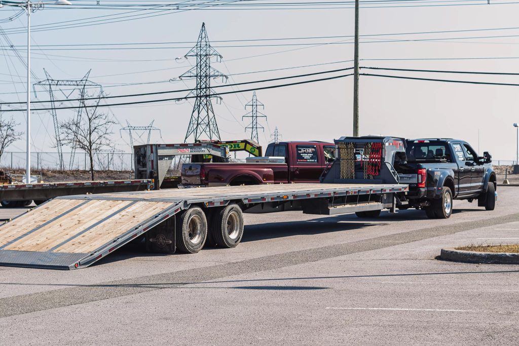 Remorque à plateforme Transport JKM avec sa rampe abaissée.