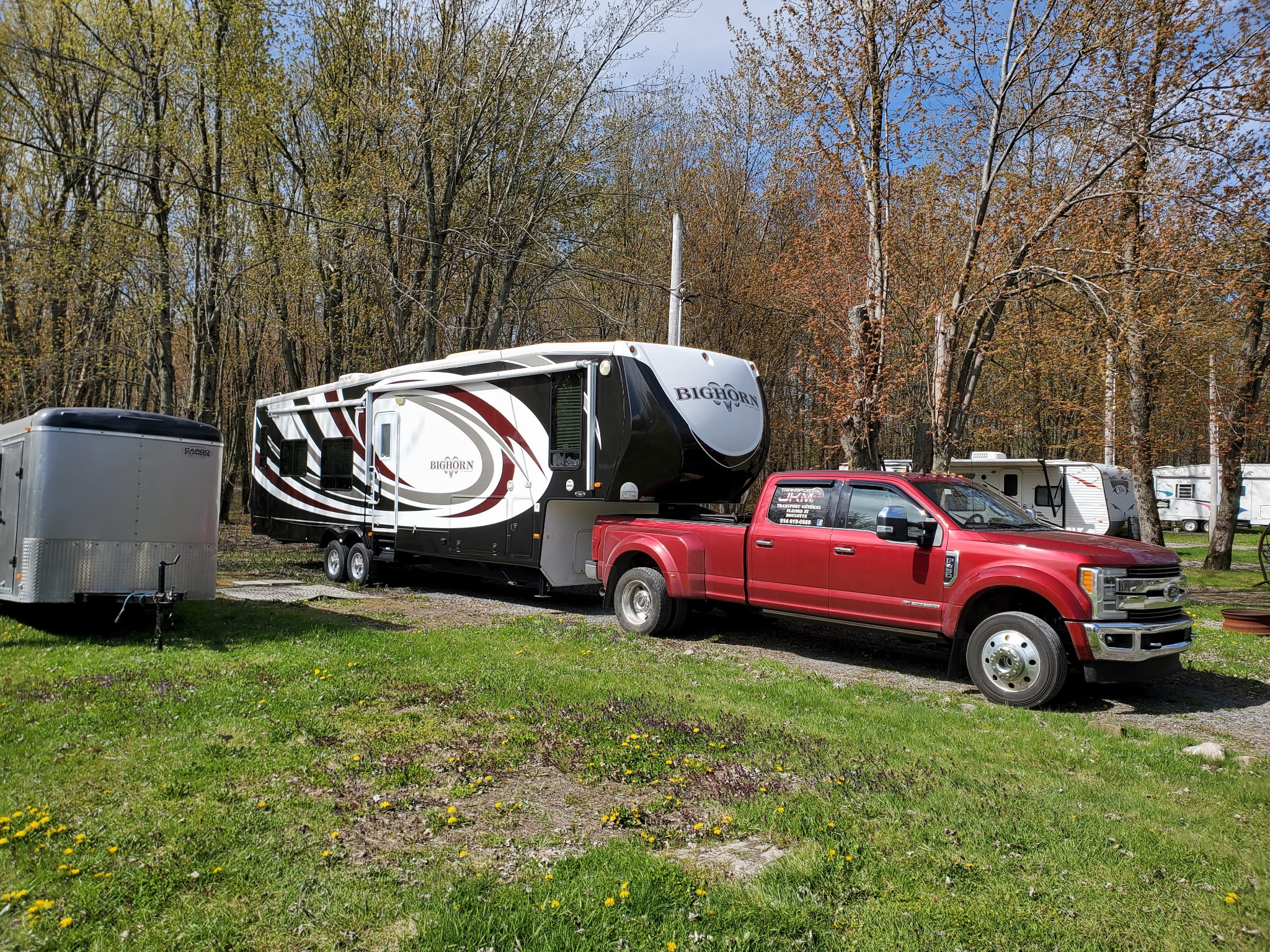 Camionnette Transport JKM et roulotte à sellette.