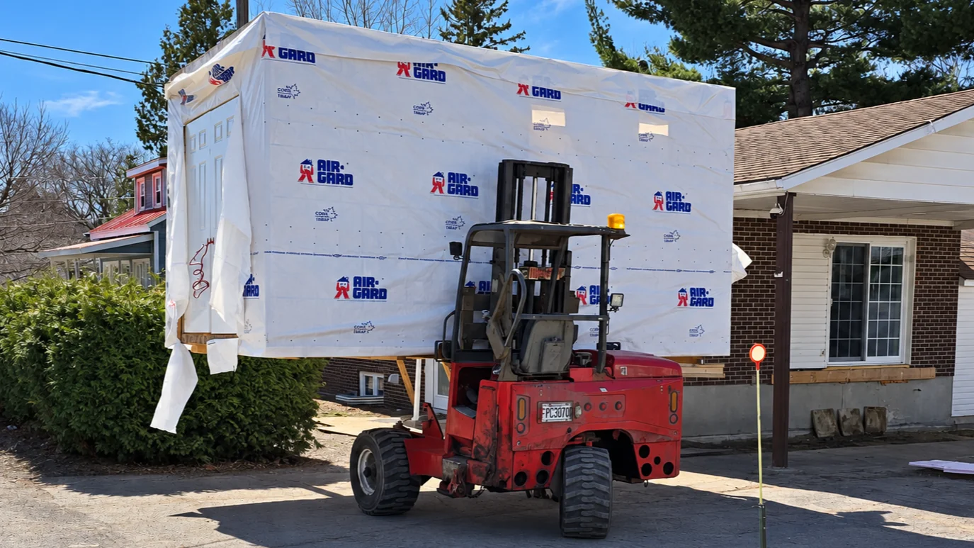 Manutention d’un module avec un chariot élévateur de Transport JKM