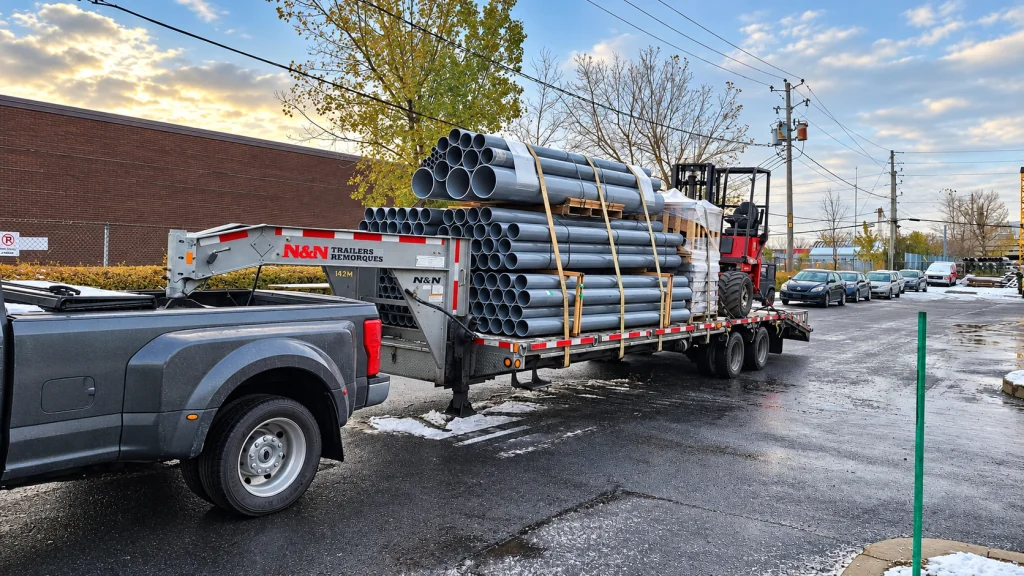 Building materials loaded on a Transport JKM flatbed trailer