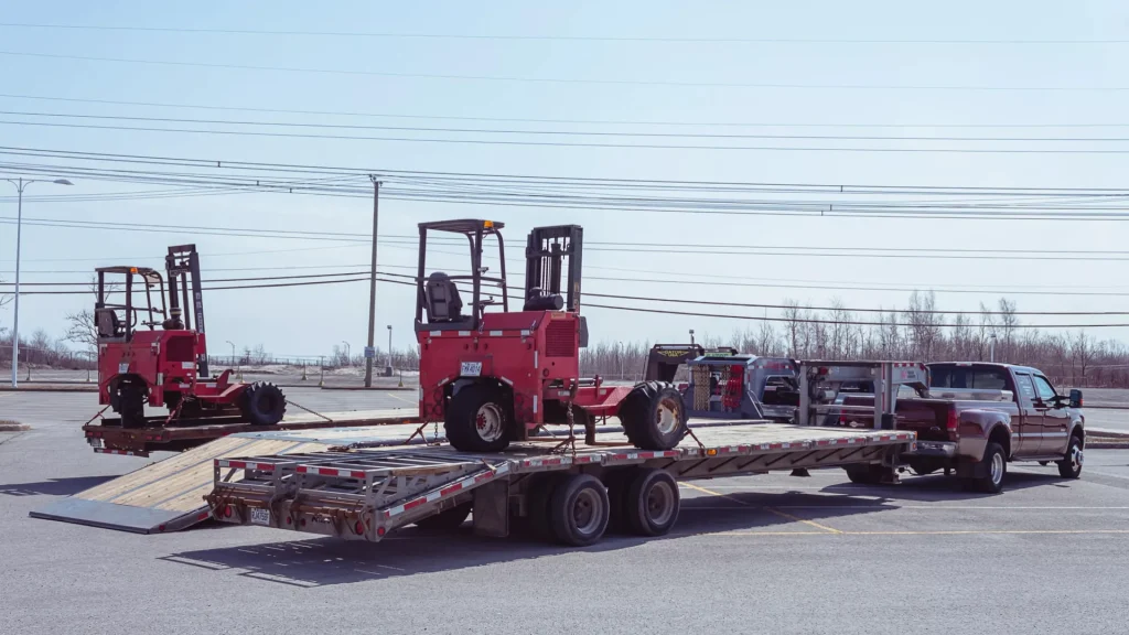 Des chariots élévateurs embarqués sur des remorques Transport JKM.